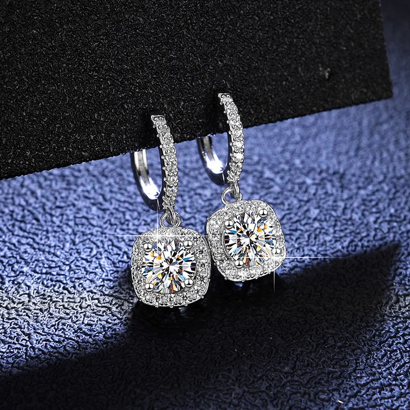 Boucles d'oreilles argent 925 moissanite carrée - détail pierre
