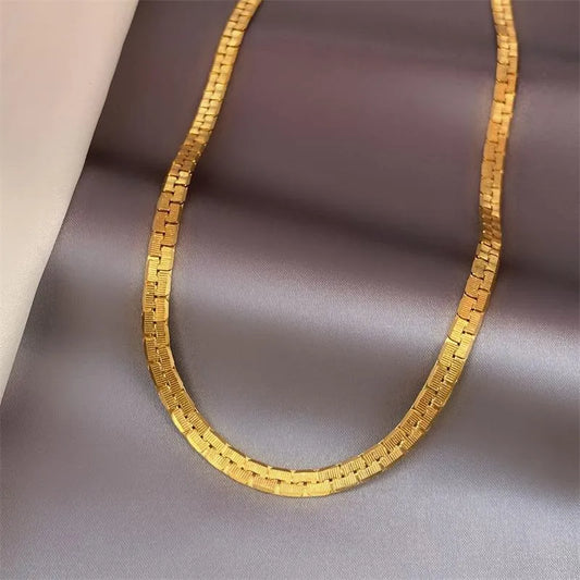 Collier chaîne plate acier inoxydable plaqué or 18k style vintage - vue de face
